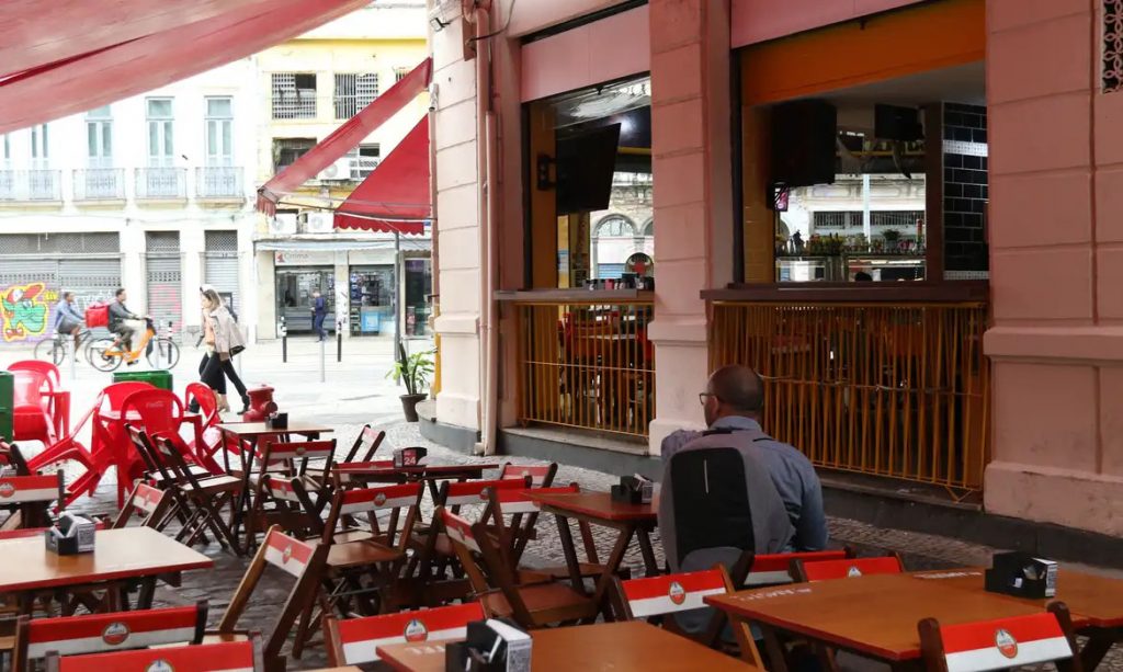 Projeto que obriga restaurante a oferecer cardápio impresso avança na Câmara