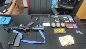 Polícia apreende fuzil, celulares e dinheiro com fugitivos de Mossoró