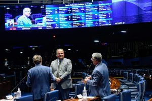 Senado aprova projeto para acelerar a liberação de pesquisas clínicas com seres humanos