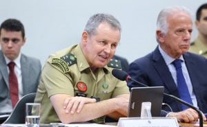 Comandante do Exército elogia gestão de quartéis e compara com universidades: ‘Entra em uma e vê como está’