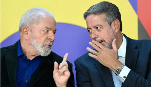Após ataques de Lira, Lula confirma Padilha no cargo: ‘Vai ficar por muito tempo, só de teimosia’