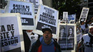 Protesto em Buenos Aires contra cortes do governo Milei tem detenções e repressão policial