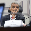 Romário, relator da CPI que apura manipulação no futebol, negocia patrocínio com casa de apostas