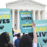 Governadora do Arizona sanciona lei que revoga a proibição de 1864 ao aborto