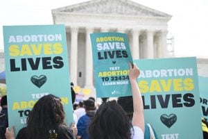 Governadora do Arizona sanciona lei que revoga a proibição de 1864 ao aborto
