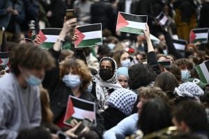 Polícia expulsa manifestantes pró-palestinos de universidade de elite de Paris