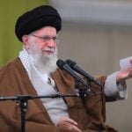 Quem foi o aiatolá Ali Khamenei, líder supremo do Irã anunciado como morto
