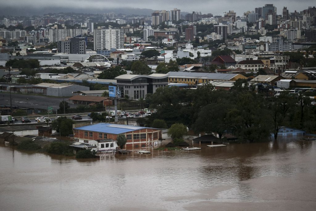 Aeroporto de Porto Alegre suspende voos por tempo indeterminado