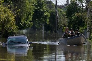 Com chuva e vento fortes, Porto Alegre suspende resgates com barcos