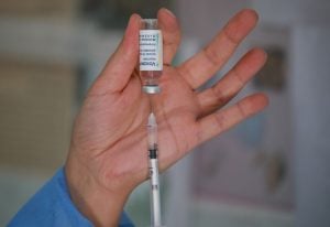 AstraZeneca retira vacina contra Covid-19 do mercado após queda na demanda