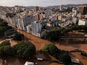 Teorias conspiratórias que negam mudanças climáticas crescem durante tragédia no RS