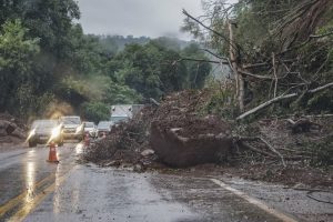 Homem morre após deslizamento de terra em Caxias do Sul (RS)