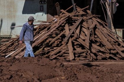 Após um mês de calamidade, gaúchos não conseguem retomar rotina