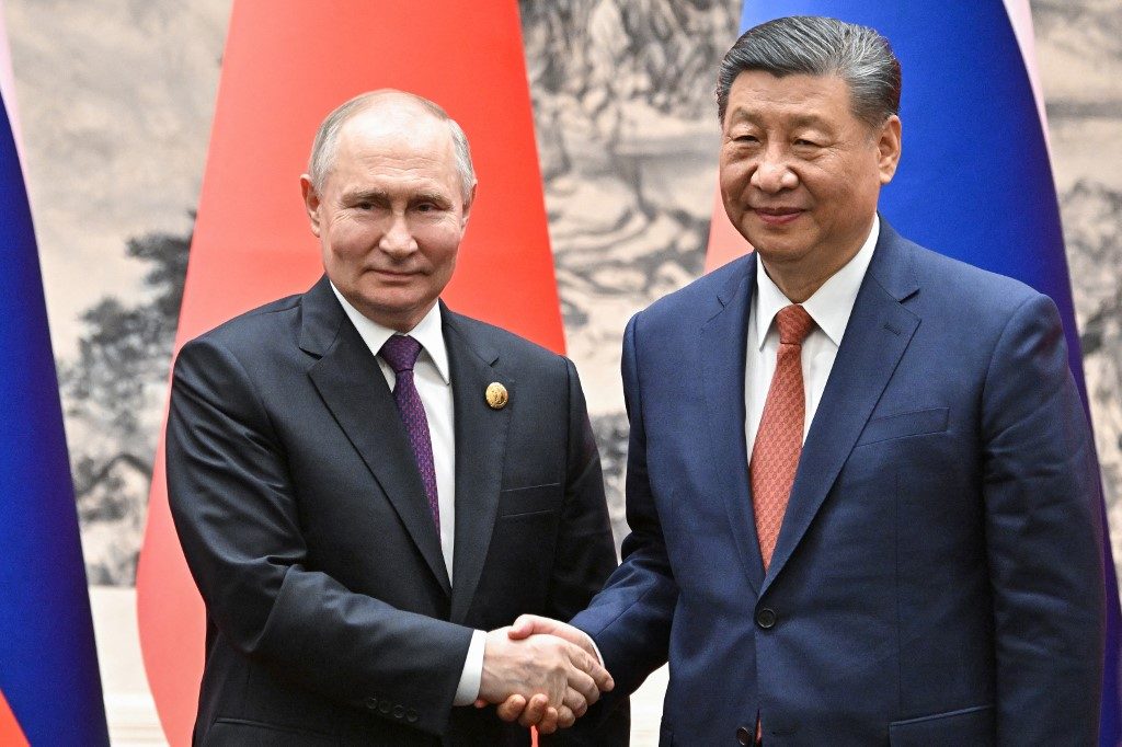 Xi Jinping recebe Putin na China e elogia relação 'propícia à paz' mundial