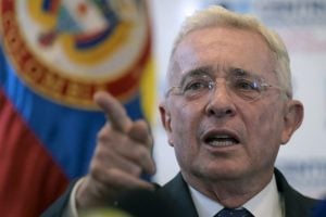Ex-presidente da Colômbia, Uribe pega 12 anos de prisão domiciliar e diz que apelará