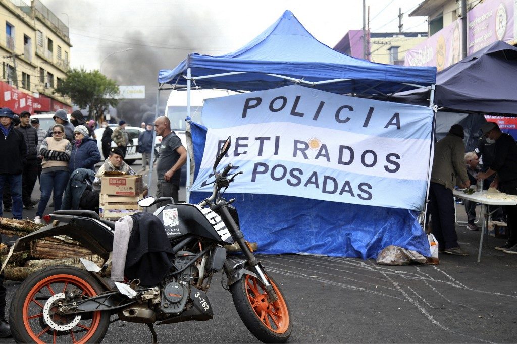 Policiais protestam nas ruas por melhores salários na Argentina