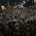 ‘Exigimos respostas’: multidão marcha por desaparecidos da ditadura no Uruguai