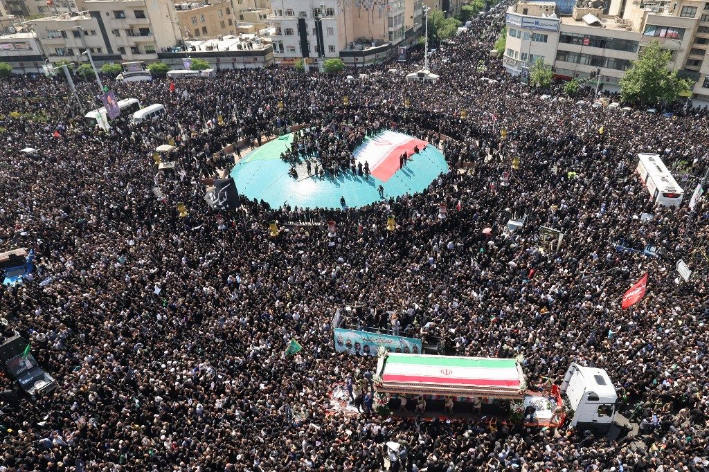 Multidão comparece ao funeral do presidente iraniano em Teerã; veja imagens