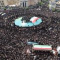Multidão comparece ao funeral do presidente iraniano em Teerã; veja imagens