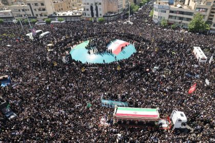 Multidão comparece ao funeral do presidente iraniano em Teerã; veja imagens