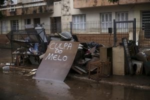 Adutora se rompe em Porto Alegre e 14 bairros ficam sem água