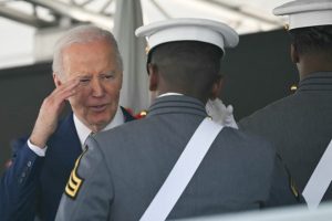 Biden confirma que não enviará soldados dos EUA à Ucrânia