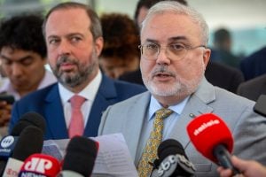 Prates 'culpa' Alexandre Silveira e Rui Costa por sua demissão da presidência da Petrobras