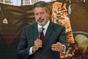 Lira evita avaliar ações de Lula, mas defende ‘medidas mais enérgicas’ para o RS