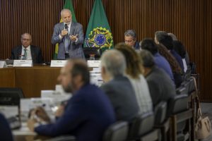 Lula volta a dar bronca em ministros e cobra maior coordenação em resposta à tragédia no RS
