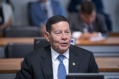 Mourão é o novo alvo de Eduardo Bolsonaro nos EUA