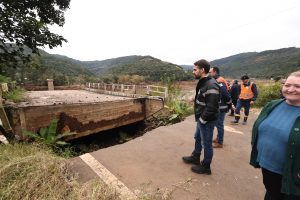 Reconstrução de áreas destruídas pelas chuvas no RS pode levar até 1 ano, estima Eduardo Leite