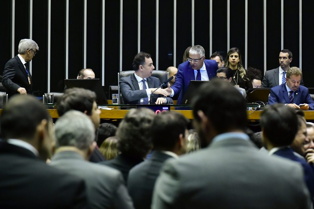 Congresso mantém veto de Bolsonaro que impede punição de fake news nas eleições