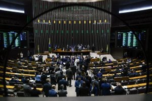 Bolsonaristas derrubam veto e retomam proibição de gastos contra a 'família tradicional' na LDO