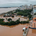 Chuvas no RS: imagens mostram inundação nas ruas de Porto Alegre, após cheia do Guaíba