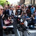Robert De Niro chama Trump de ‘palhaço’ em frente a tribunal e pede votos para Biden
