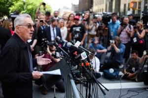 Robert De Niro chama Trump de 'palhaço' em frente a tribunal e pede votos para Biden