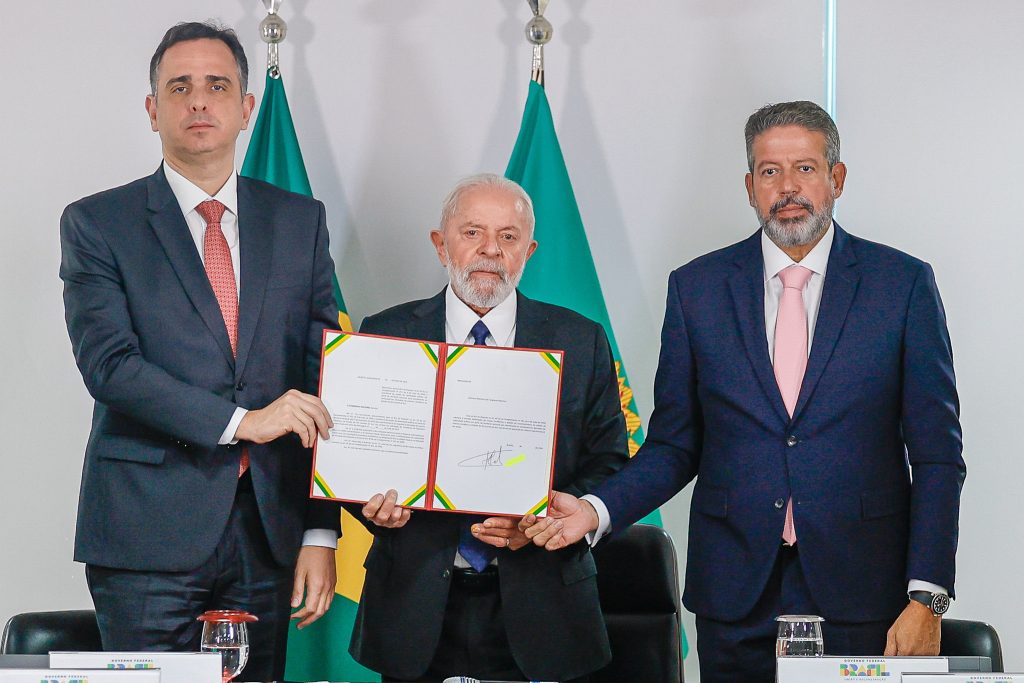 Lula assina decreto para facilitar envio de recursos ao RS, ao lado de Lira e Pacheco