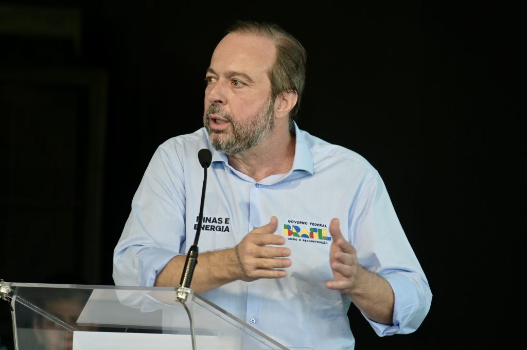 Mais de 1,2 milhão de pessoas continuam sem energia elétrica no Rio Grande do Sul