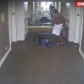 Câmeras de vigilância mostram rapper Sean ‘Diddy’ Combs agredindo ex-namorada