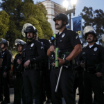 Polícia invade Universidade da Califórnia e desmonta acampamento pró-Palestina