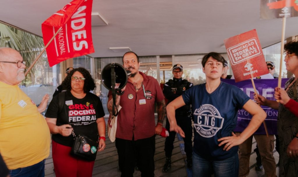 Greve na educação: sem reajustes em 2024, governo apresenta nova proposta para os próximos anos