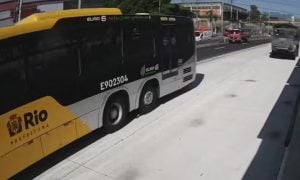 Caminhão do Exército atropela e mata um homem em pista do BRT no Rio