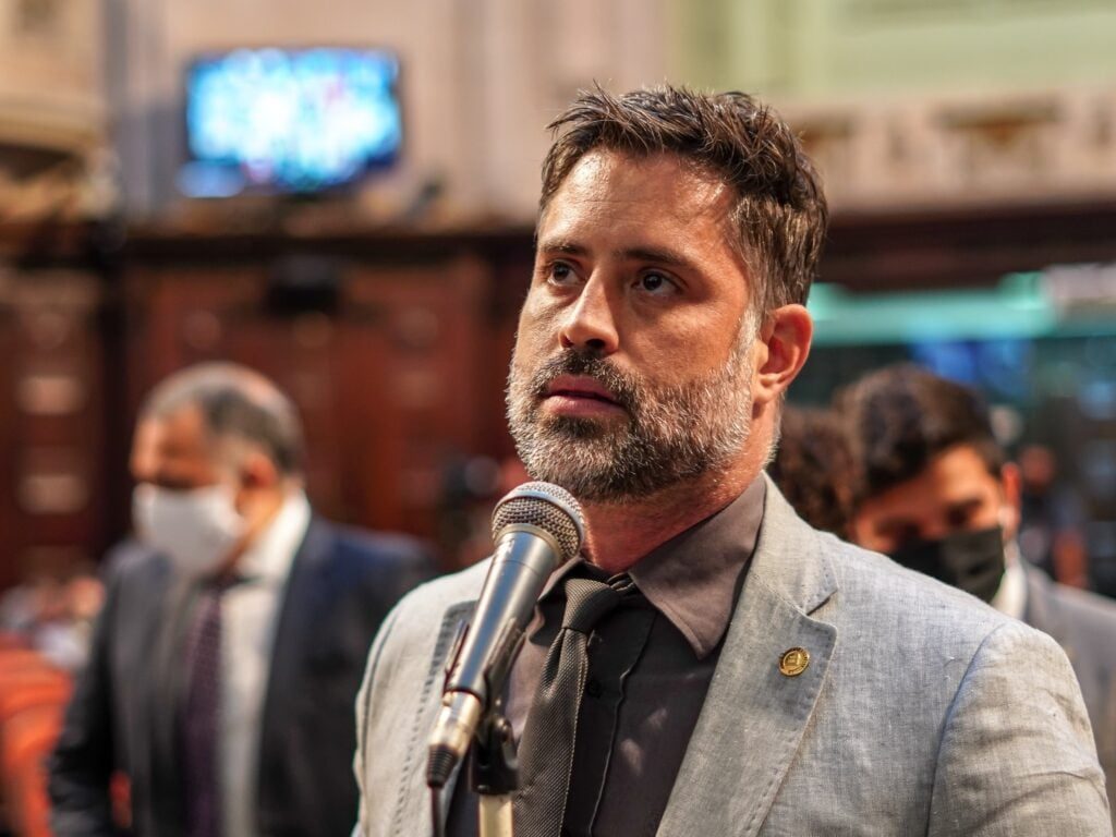 Ex-deputado é condenado a pagar R$ 30 mil por postagem racista em rede social