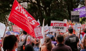 Greve dos servidores da educação completa um mês; governo federal anuncia nova proposta