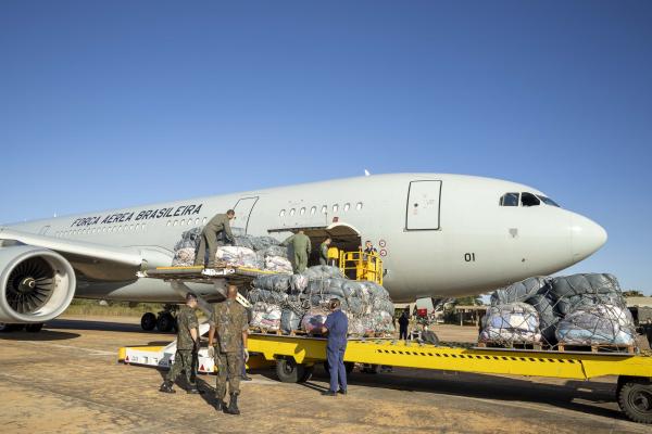 Força Aérea suspende temporariamente recebimento de doações de água e roupas para o RS