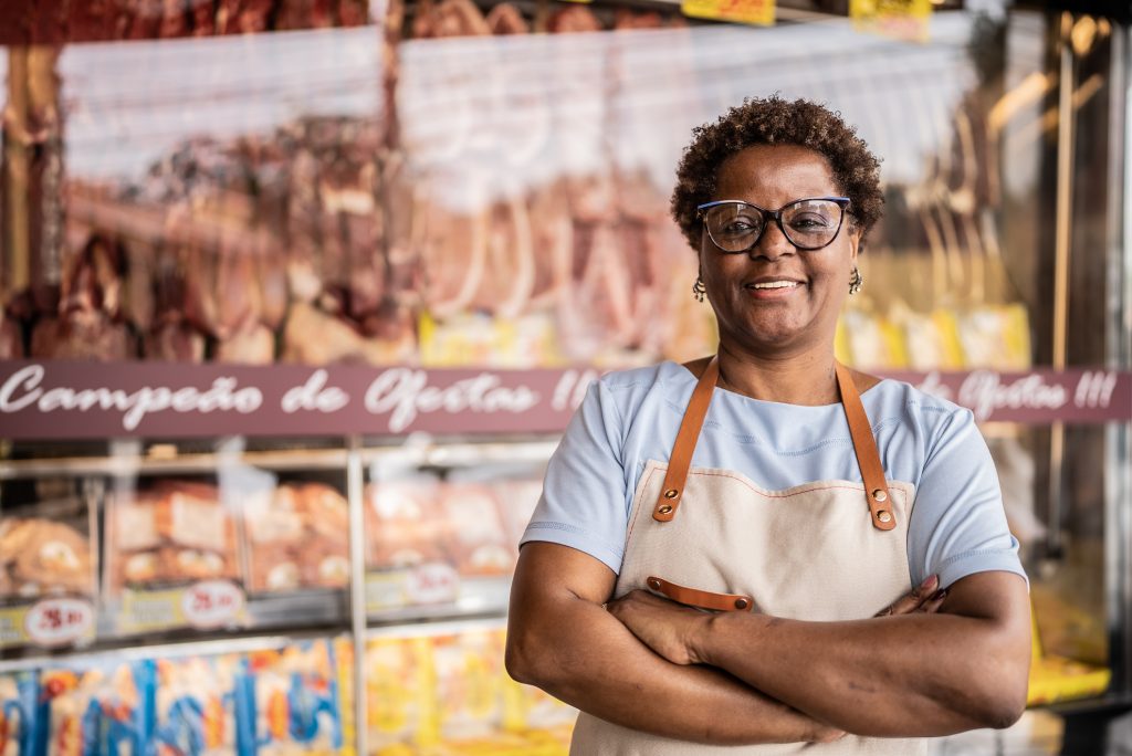 Mais escolarizadas, menos reconhecidas: empreendedoras negras ganham 40% do que empresários brancos