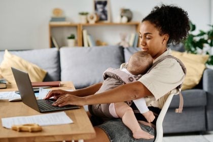 Burnout parental afeta 9 em cada 10 mães e expõe falta de equidade no mercado de trabalho