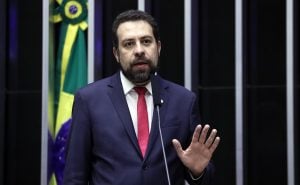 Justiça recebe denúncia e Boulos vira réu por chamar Weintraub de 'imbecil'