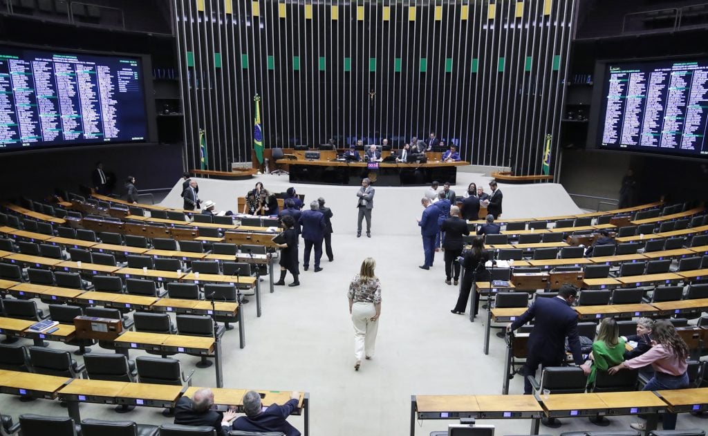 CCJ da Câmara aprova retomada de projeto que veta vacinas contra a Covid-19 para crianças