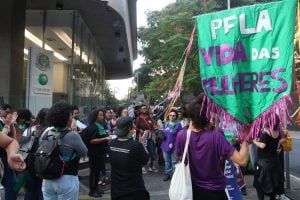 Manifestantes em SP acusam Cremesp de criminalizar aborto legal